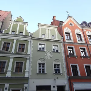 https://rosemarys-hostel.poznan-hotels.com