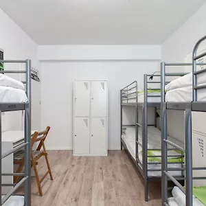 https://opera-hostel.poznan-hotels.com