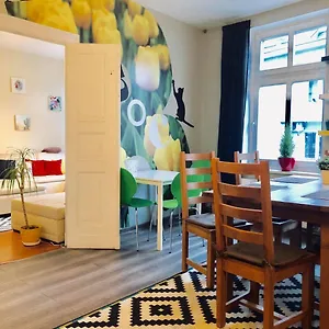 https://color-hostel.poznan-hotels.com